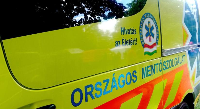 Nagy a baj: durva baleset történt a Dózsa György úton, mentők a helyszínen