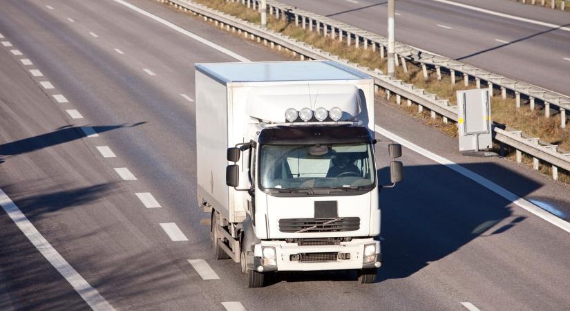 Holtan találtak rá egy kamionsofőrre az M86-os úton