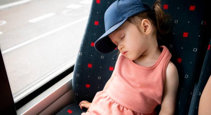 Beragadt a forró buszba egy 7 éves kislány: elaludt hazafele az osztálykirándulásról