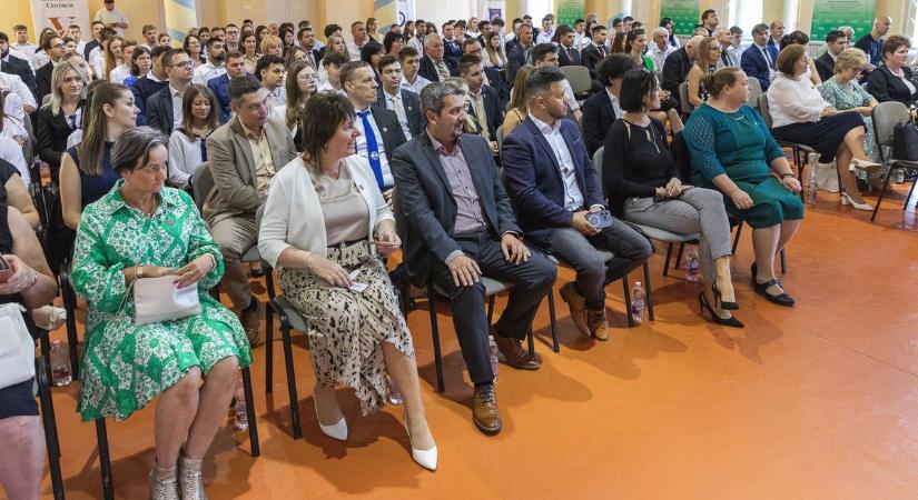 Diákokat és pedagógusokat is kitüntettek, ők lettek a BSZC csillagai! – fotókkal