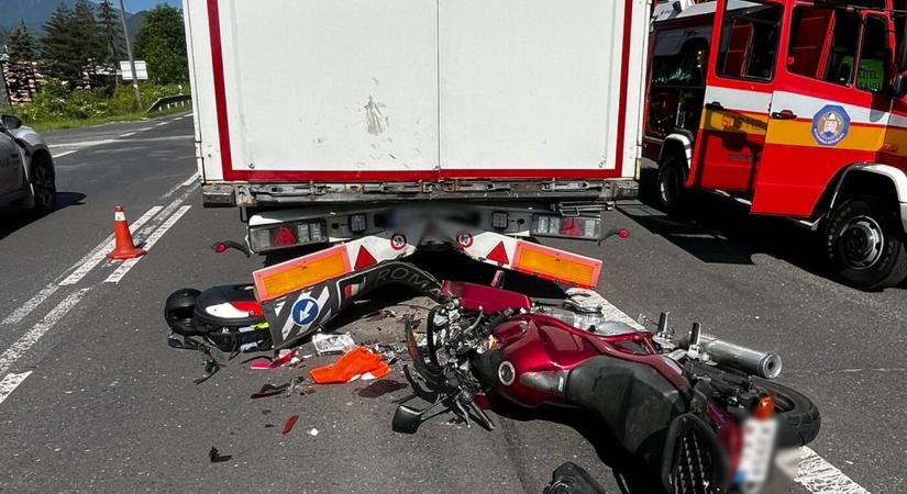 Nem tartotta be a követési távolságot, hátulról csapódott a teherautóba egy motoros