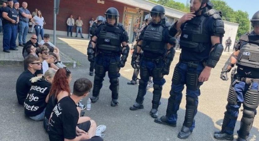 Rendőrök gyakoroltatták iskolásokkal, hogyan oszlatnak fel egy demonstrációt