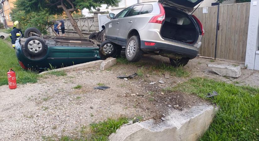 Álló Suzukit borított árokba egy Volvo Csepregen - fotók
