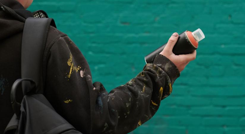 Rongálás a városközpontban: Graffiti került a Művelődési Ház táblájára