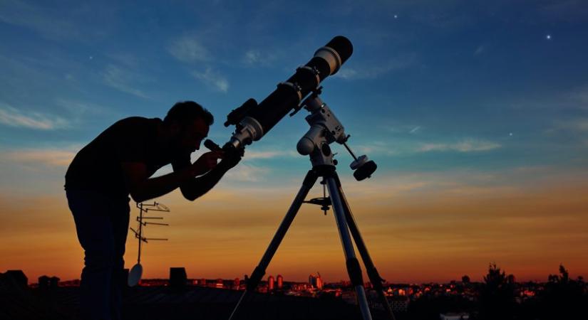 A Mars és a Regulus násza a nyári égbolton