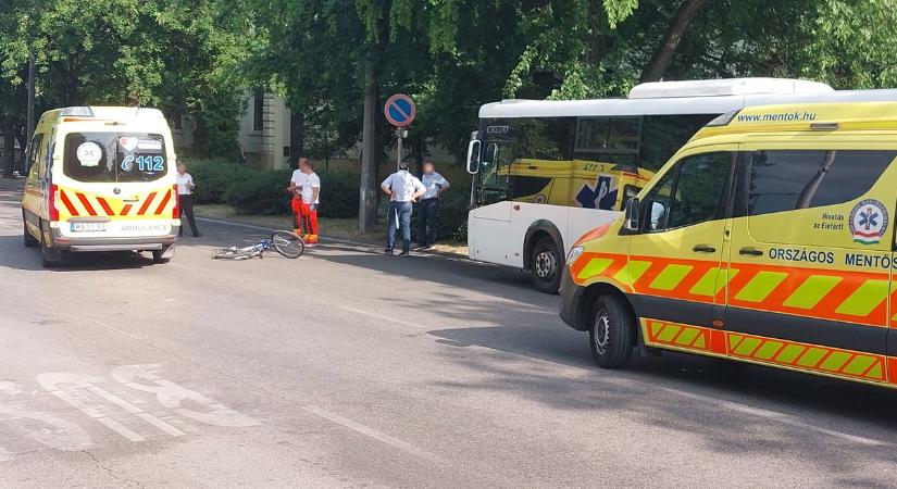 Kerékpárost gázolt egy busz Szekszárd belvárosában (fotókkal és videóval)