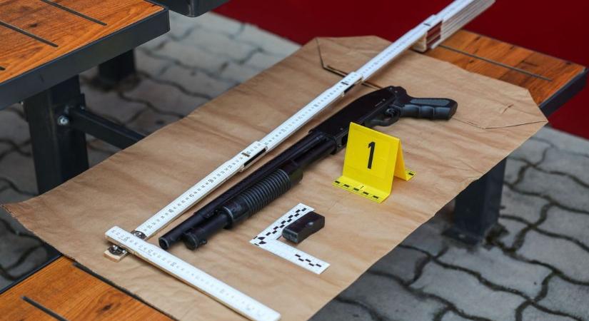 Fegyverrel jelent meg a KFC-ben – kiderült, mit tud a nála lévő „shotgun”
