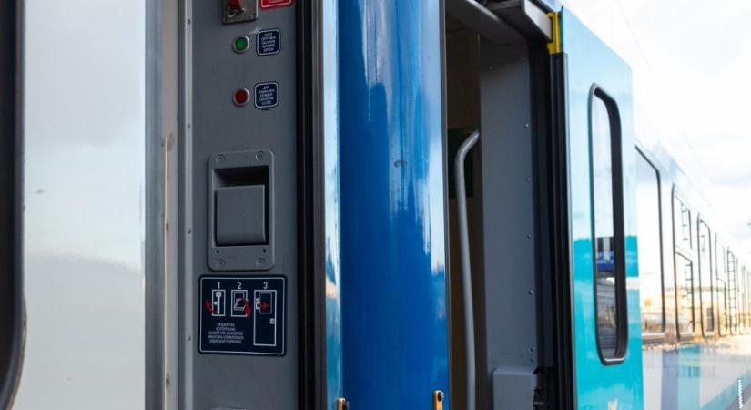Nyitott ajtóval és 120 kilométer per órával robogott egy MÁV-kocsi egészen Székesfehérvárig