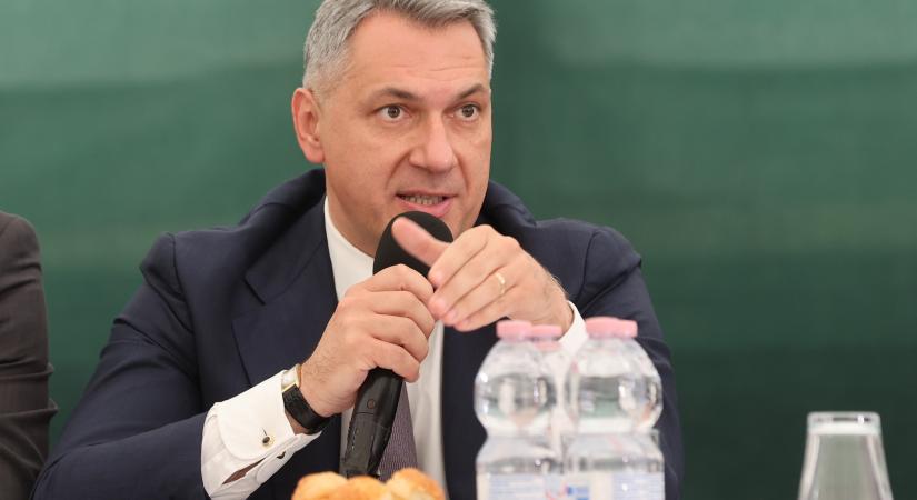 Lázár János szerint a MÁV dolgozói, sz*rból építenek várat nap mint nap - extra pénzt küldenek SZÉP-kártyákra