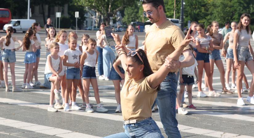 Flashmobbal üzentek a magyar rajongók Jennifer Lopeznek - Molnár Andrea vezette a táncot, amihez Köllő Babett is csatlakozott