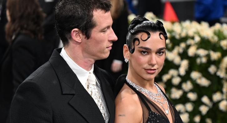 Dua Lipa megerősítette, hogy színész kedvese eljegyezte