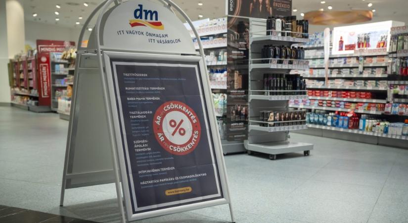 Csökkenti bolti dolgozói óraszámát a DM azután, hogy a kormány árréskorlátozást vezetett be