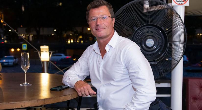 Szívszorító: a minap félárva kislányoknak segített, ma bejelentette a válását a TV2 sztárja