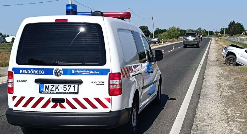 Többször megpördült a levegőben, majd az árokba csapódott egy autó az 55-ösön – galériával, videóval