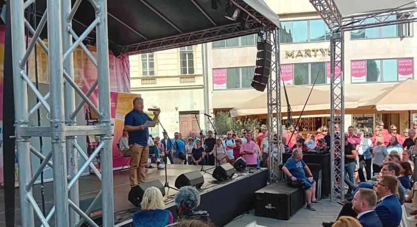 Lackfi János megnyitotta az Ünnepi Könyvhetet