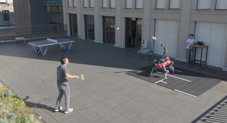 Az ETH Zürich kutatói megtanítottak tollasozni egy robotot
