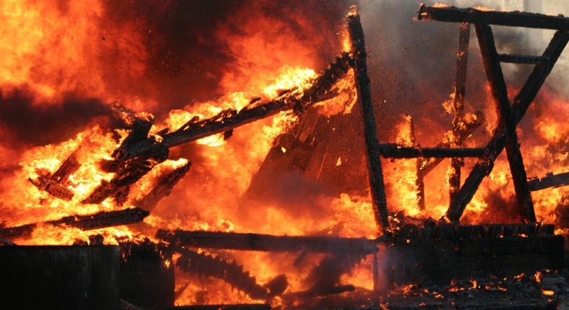 Szalmatároló, ól és állattartó épület is leégett a tanyán