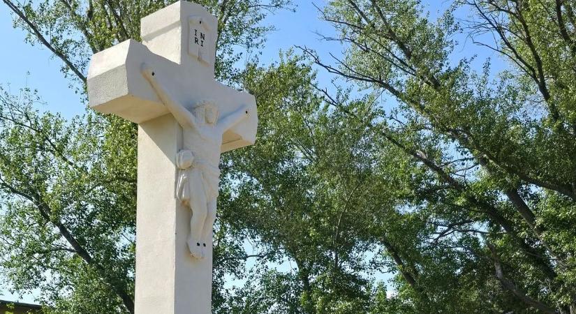Kereszt az úton, kereszt az útra: Megújult a város szimbóluma