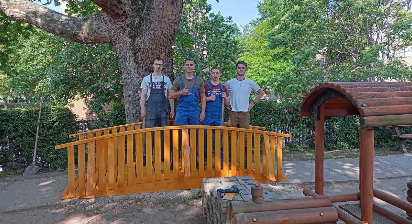 Bölcsőde udvarára készítettek fahidat a jövő szakemberei