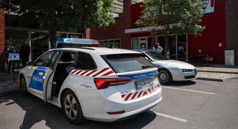Elképesztő jelenetek a dunántúli KFC-ben: fegyverrel ment be egy férfi, bilincsben vitték el