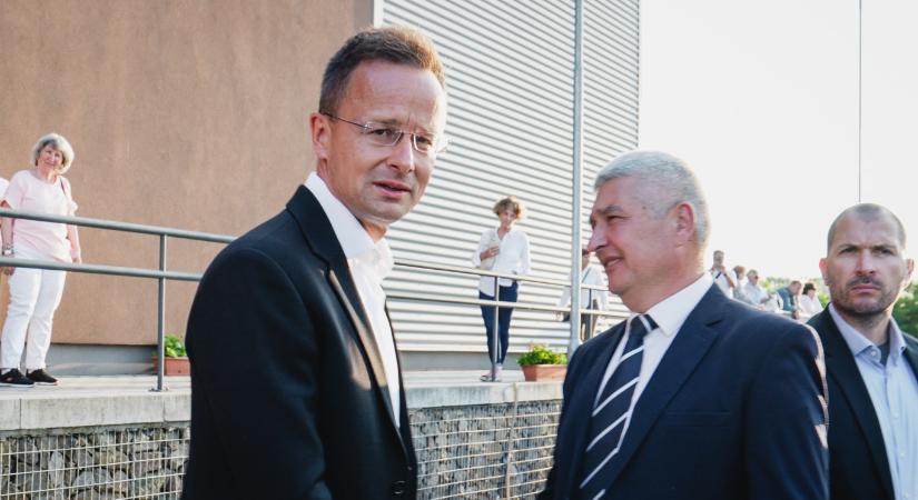 „Majd ha kevesebbet hazudnak rólam, nyilatkozom” - ezzel rázta le Szijjártó a Spöttlére vonatkozó kérdéseinket