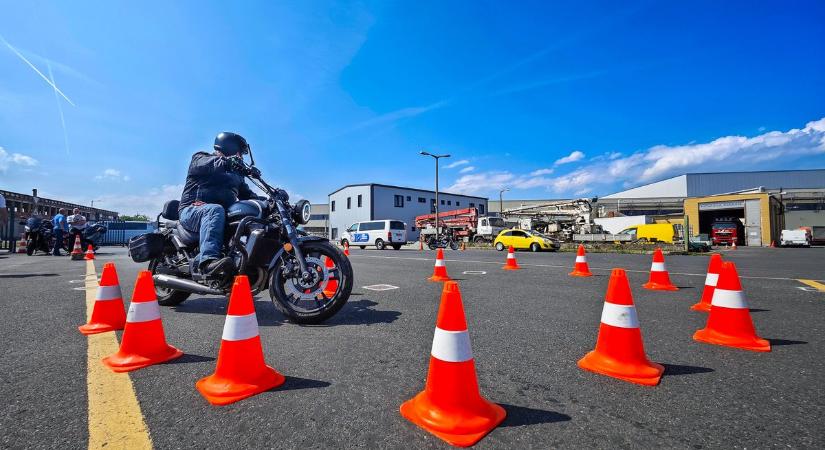 Videó - Rendőrmotorosok oktattak Szombathelyen