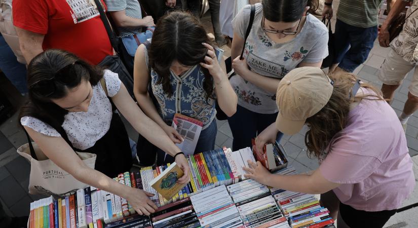 Olvasni még mindig menő – Könyvekkel telt meg a budapesti Vörösmarty tér, megrohanták a standokat