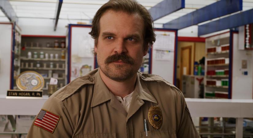 "Nem borotválhatom le ezt a rohadt bajuszt" – David Harbour kifakadt és elárulta, mennyire elege lett a Stranger Thingsből így a sorozat végére