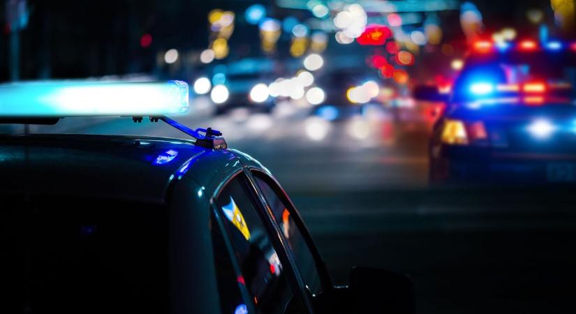 Autó ütközött teherautóval az M1-esen, kilométeres a torlódás