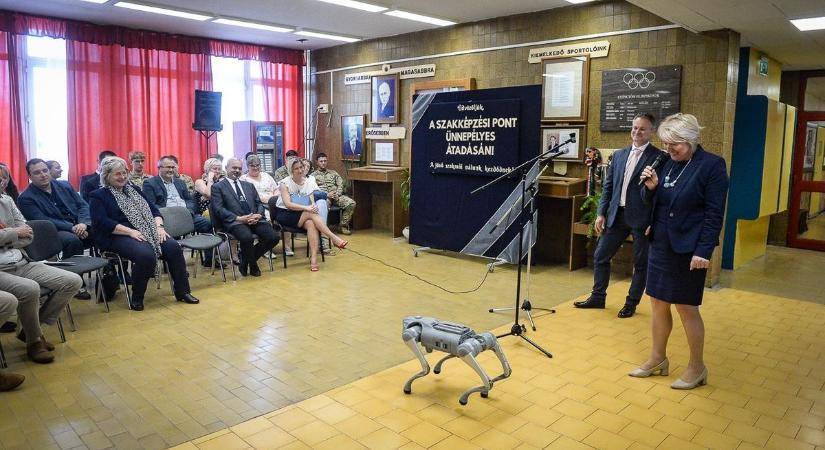 A jövő szakmái a gyöngyösi technikumban kezdődnek - átadták a Szakképzési Pontot