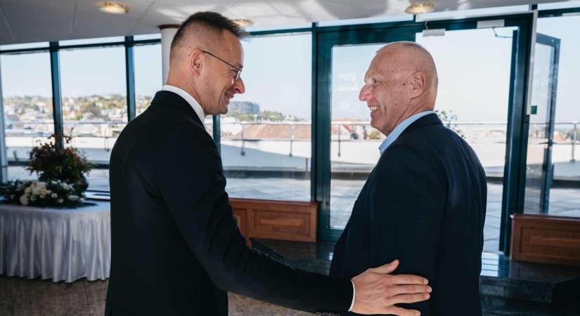 Nem válaszolt az újságíróknak Szijjártó Péter, amikor Georg Spöttléről kérdezték
