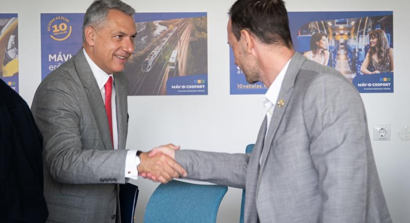 Lázár szerint az, aki őt akarja ütni, a vasutasokat találja el