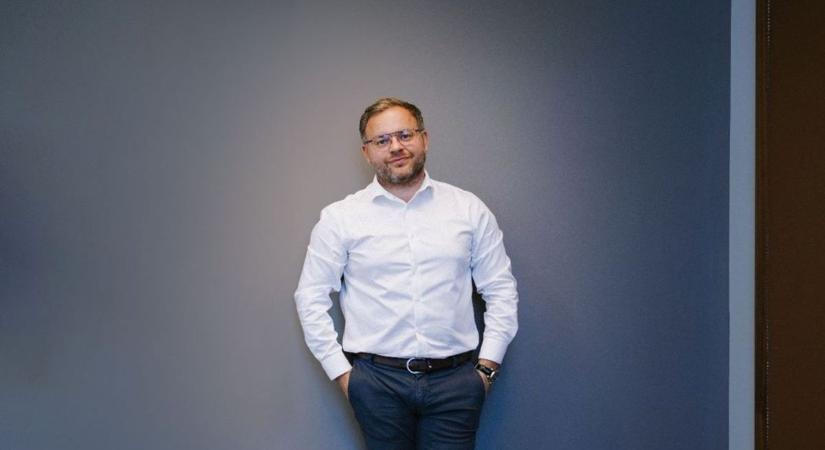 Ezért akar háborút Brüsszel – helyzetelemzés a miniszterelnök politikai igazgatójától