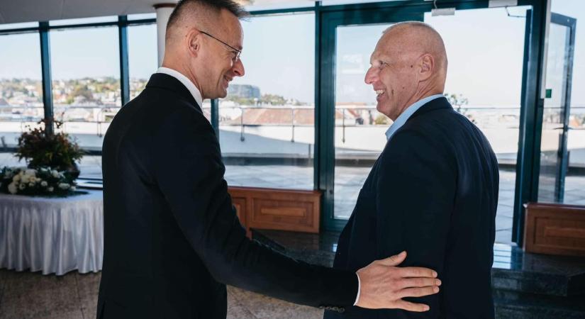 Repedések a Fideszben, csontvázak hullanak a szekrényből