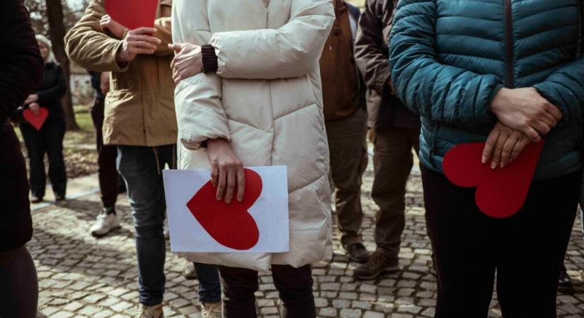Tizenhat perces csendért ötezer dináros bírság