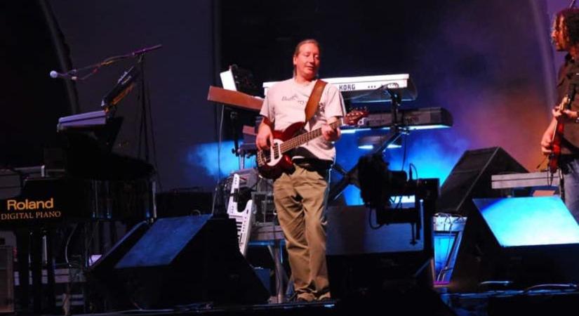 A basszusgitáros, aki tizenhárom zenekarnak is egyszerre volt tagja (képgalériával)