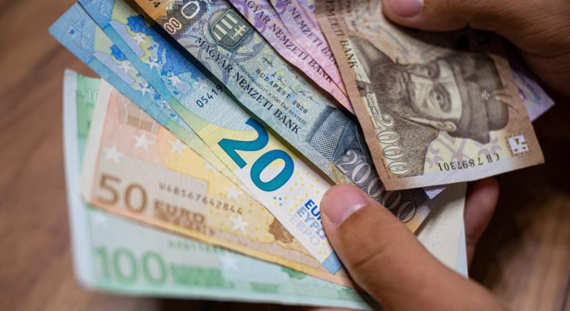 Az euróval és a dollárral szemben is gyengült a forint