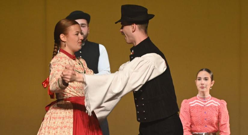 Lábujjhegyen a hagyományok útján
