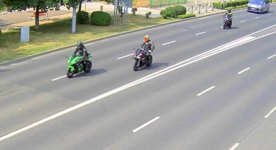 Dührohamot kapott egy motoros, mert nem tudott előzni, megütötte az autóst