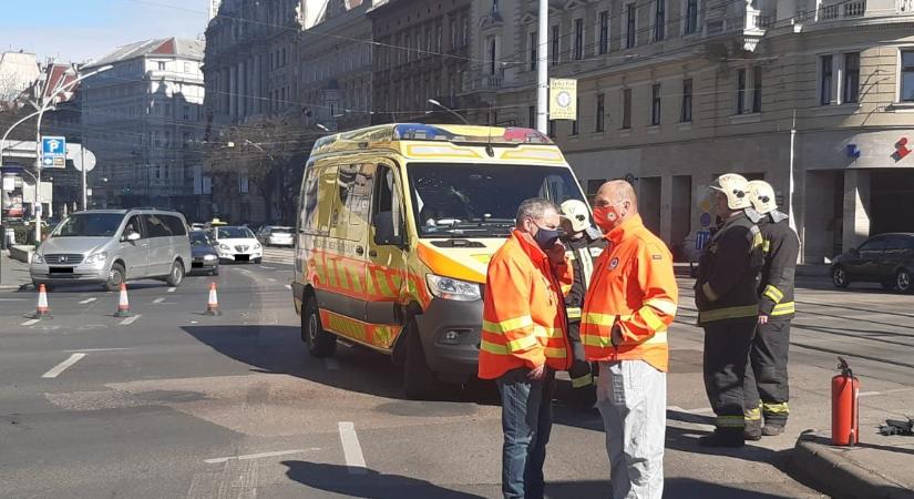 A piros lámpa ellenére lépett az úttestre egy részeg férfi a Blahán, a baleset miatt meghalt a motoros