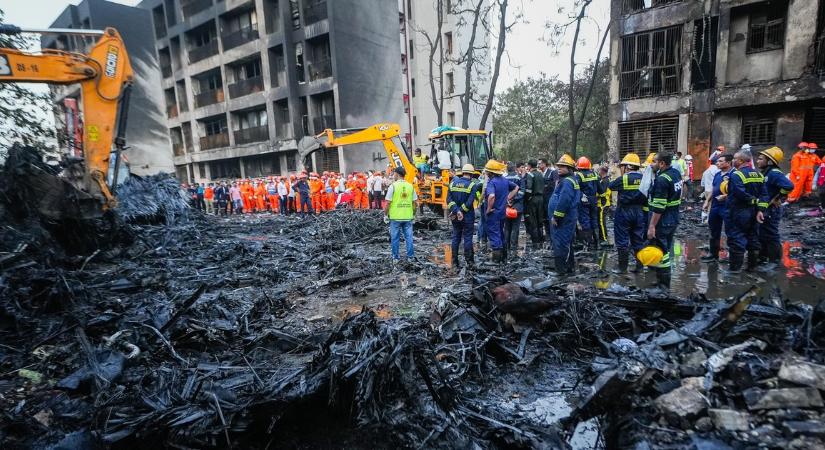 Pár perccel késte le egy nő az Indiában lezuhant repülőgép indulását