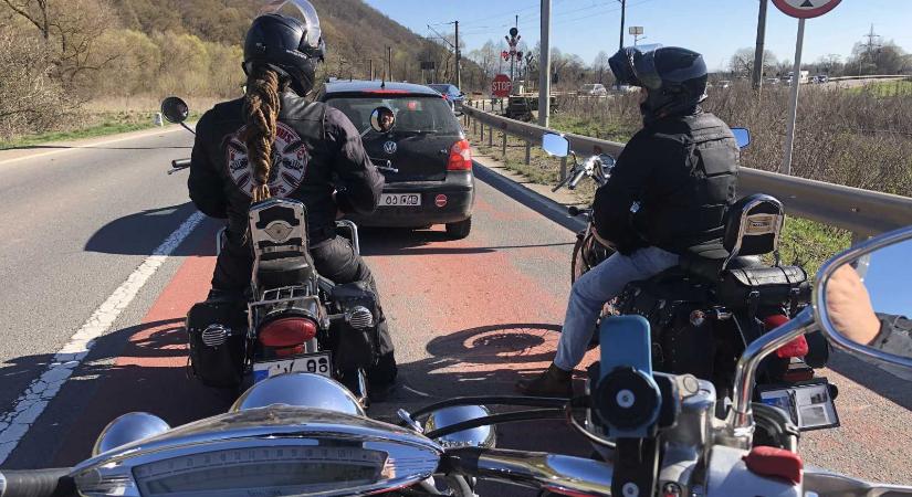 Motorral biztonságosabban – új KRESZ-módosítás segítené a kétkerekűeket