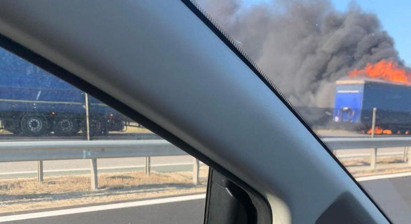 Kigyulladt egy kamion Vát térségében, útlezárás az M86-oson - fotó