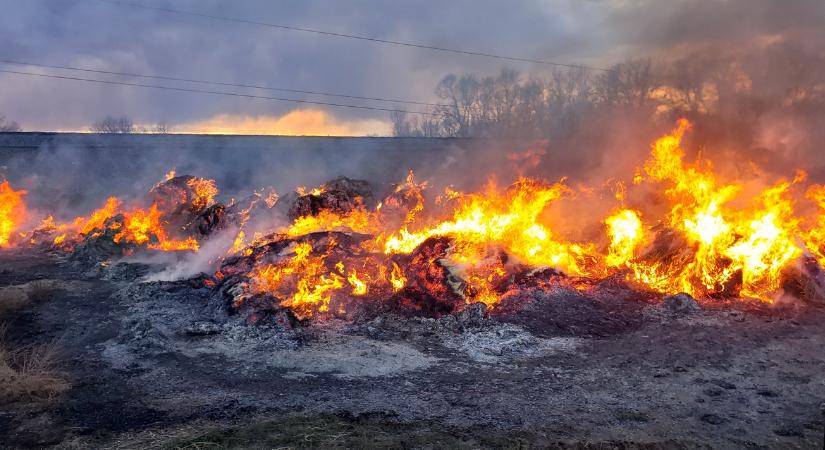 Száz körbála lángol a határban hajnal óta Hevesben