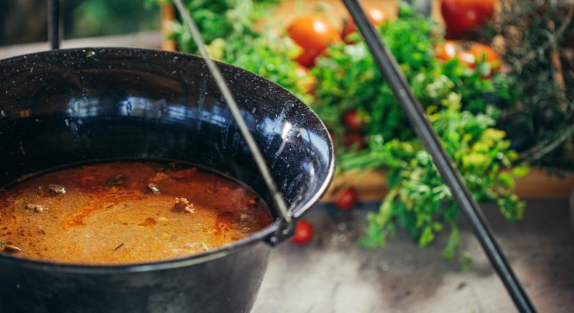 Unod a pörköltet és a gulyást? 7 mennyei étel, ha bográcsban főznél