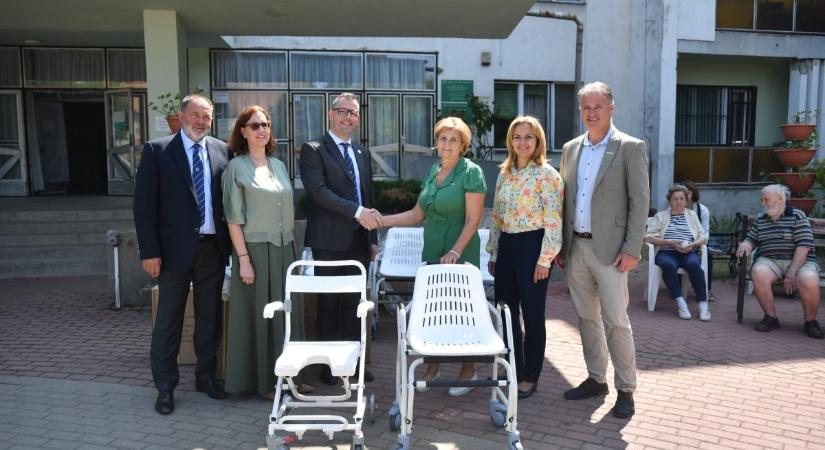 Guruló fürdetőszékeket adományozott a Rotary Club Debrecen a Pallagi úti idősek otthonának