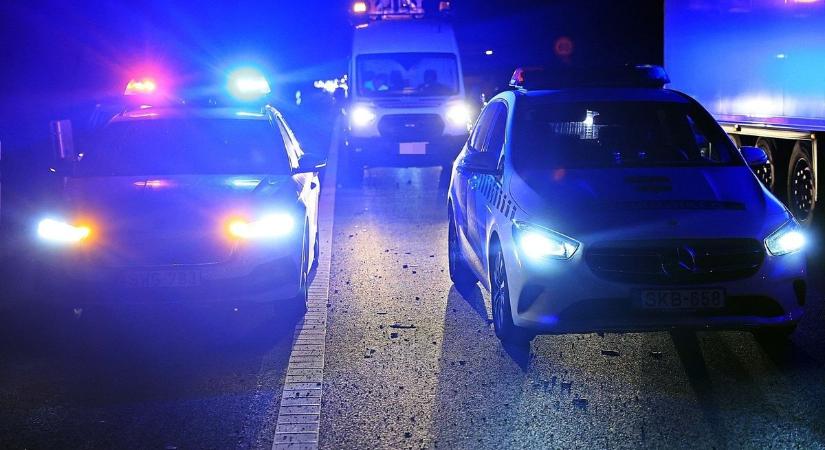 Durrdefekt miatt teljesen kiégett egy kamion az M5-ösön, helyszíni képeken mutatjuk a tűzesetet