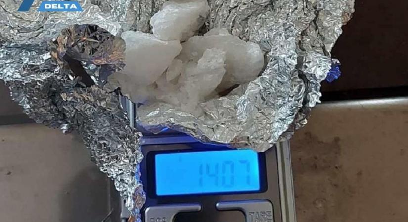 A „gőzölős" szerelmespár nem sajnálta a kristályt, de ráfaragtak