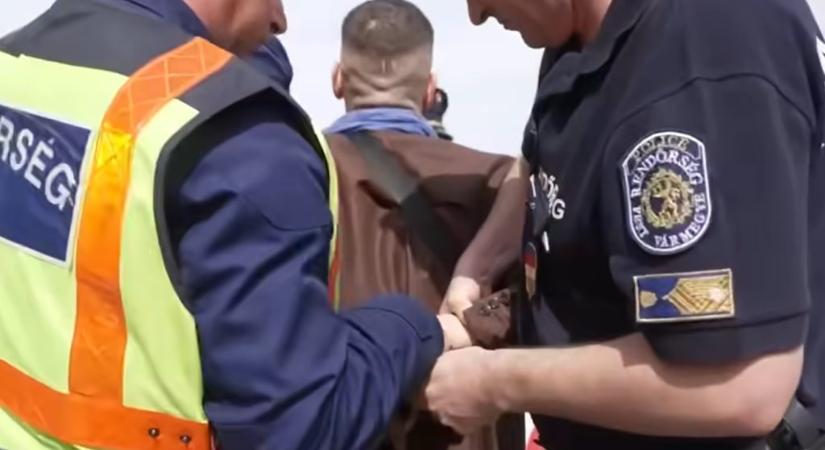 Megmagyarázta a rendőrség, hogy miért váltották le a megafonos lelkészt bilincsben előállító őrsparancsnokot