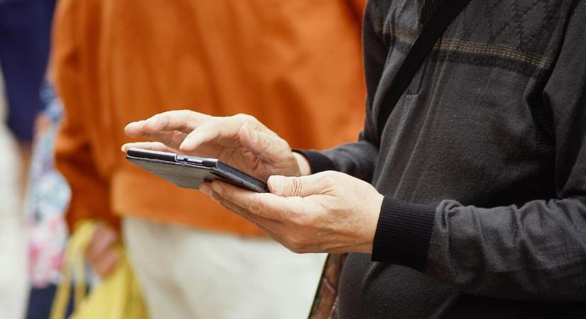 Középkategóriás vagy prémium telefon? Nézd meg, melyik éri meg jobban 2025-ben!